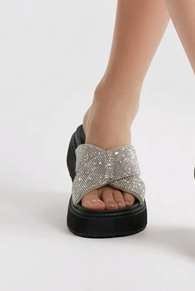 CHINELOS COM STRASS RUSSEL MATOS