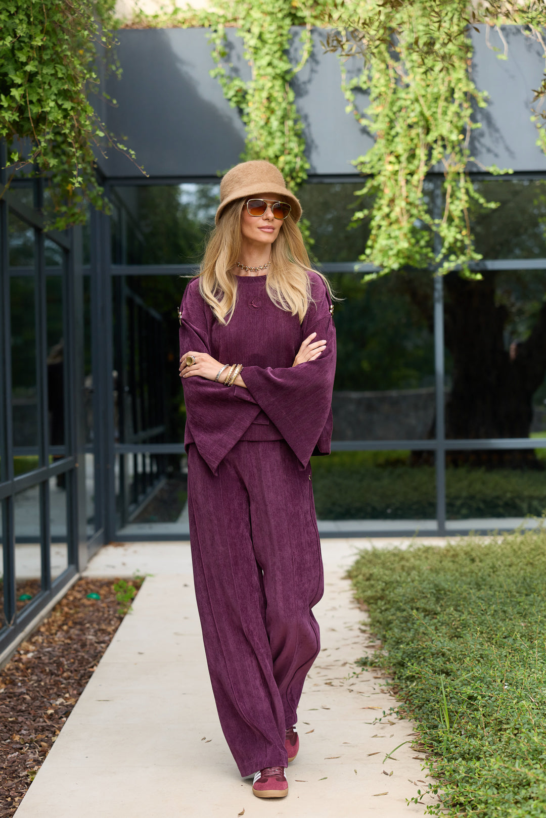 CALÇAS COM APLICAÇÃO SWALLOW