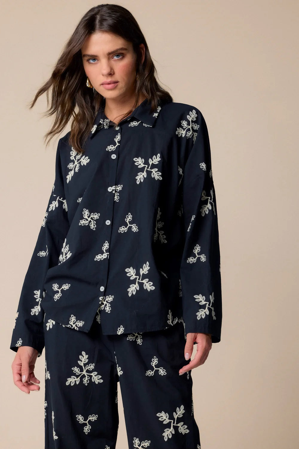 CAMISA COM BORDADOS KOCCA
