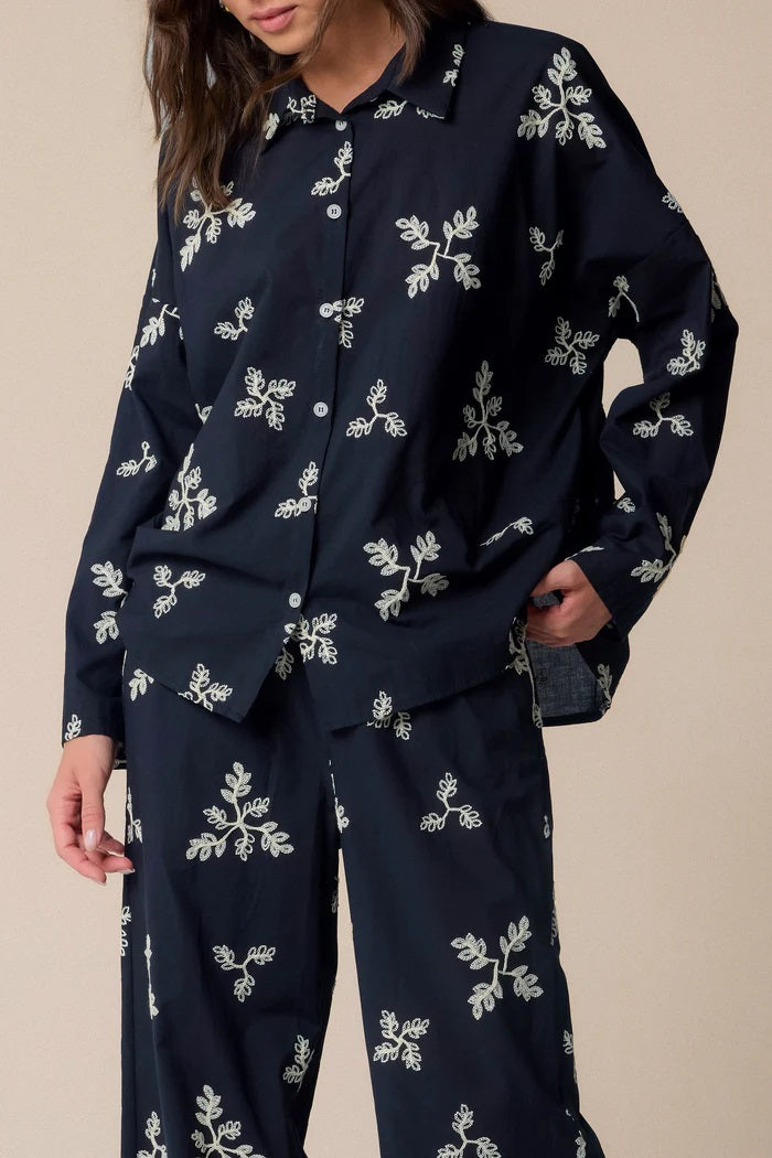 CAMISA COM BORDADOS KOCCA