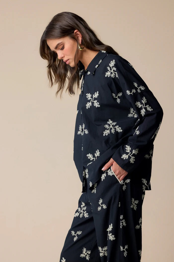 CAMISA COM BORDADOS KOCCA