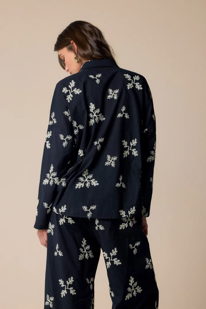 CAMISA COM BORDADOS KOCCA