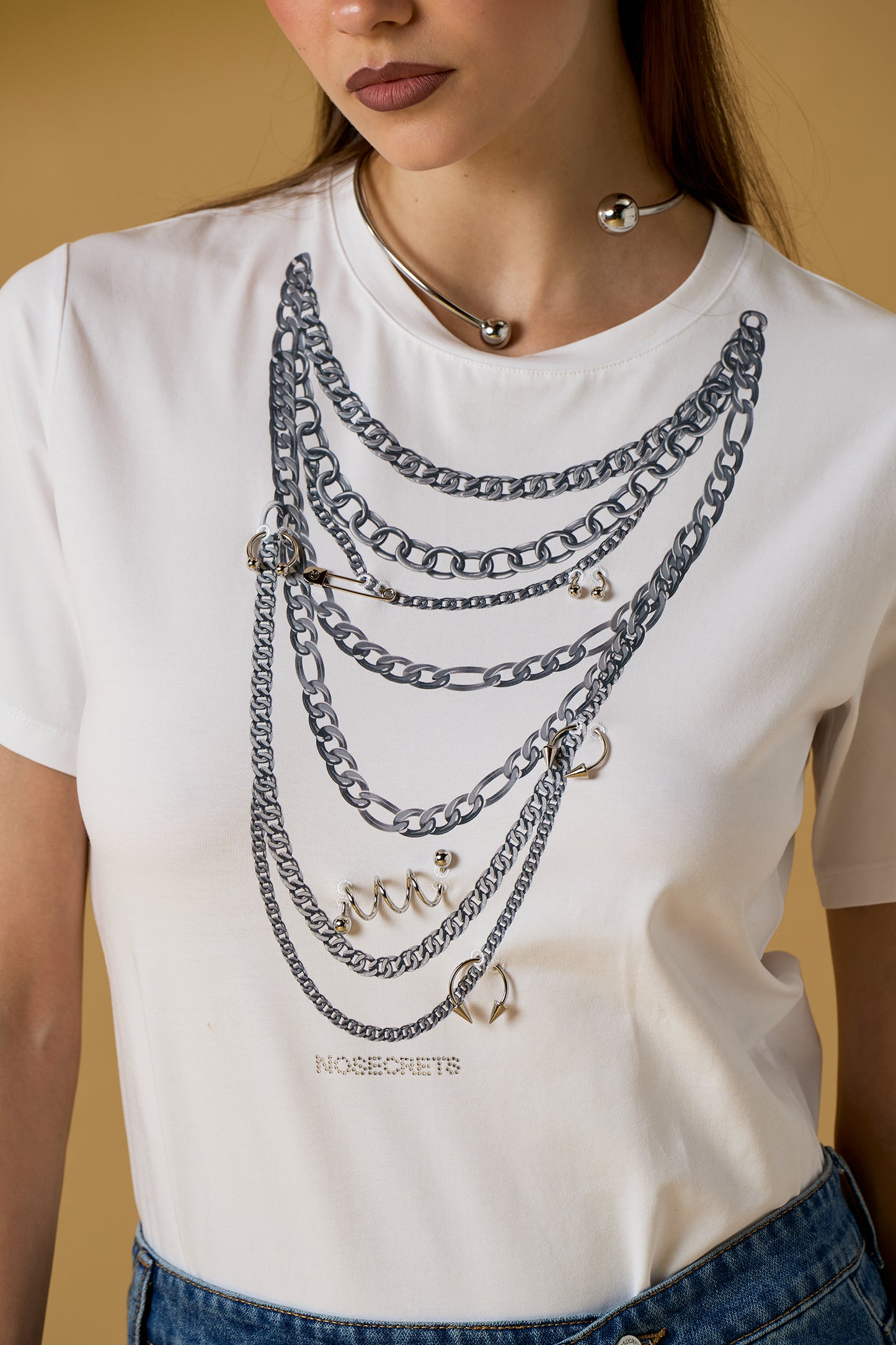 T-SHIRT COM COLAR E PIERCING NO SECRETS