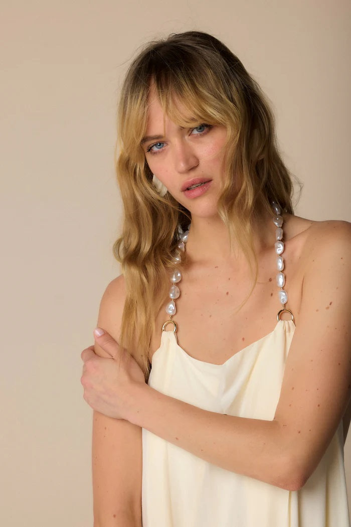 VESTIDO COM ALÇA EM PÉROLAS KOCCA