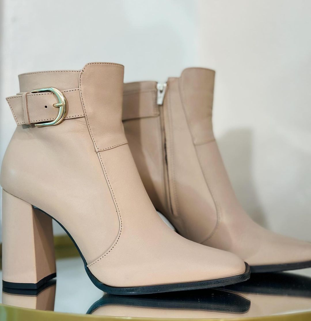 BOTA COM FIVELA LIALINE