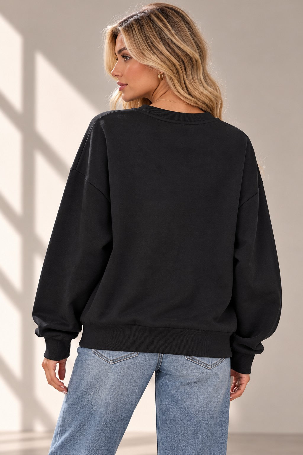 mujer veste sweat preto com estampa de animal print