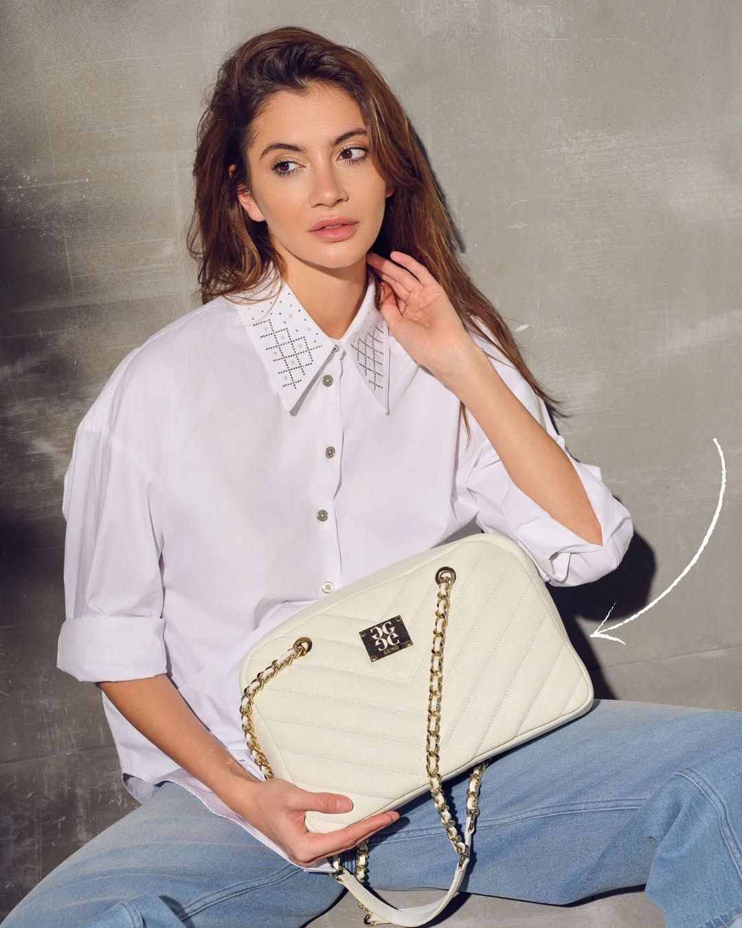 CAMISA COM APLICAÇÕES GUSI