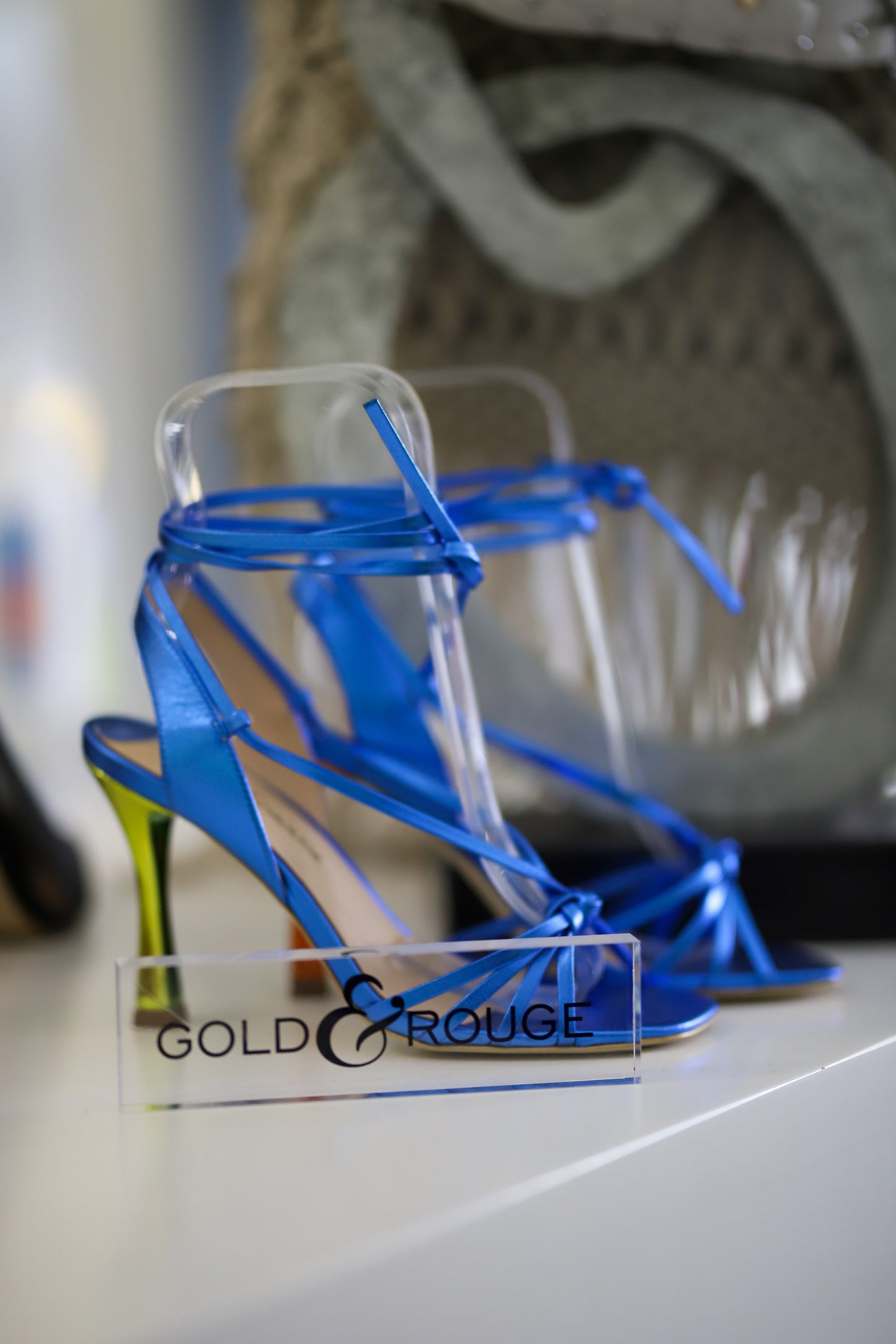 SANDÁLIA DE SALTO COM TIRAS ATADAS GOLD&ROUGE