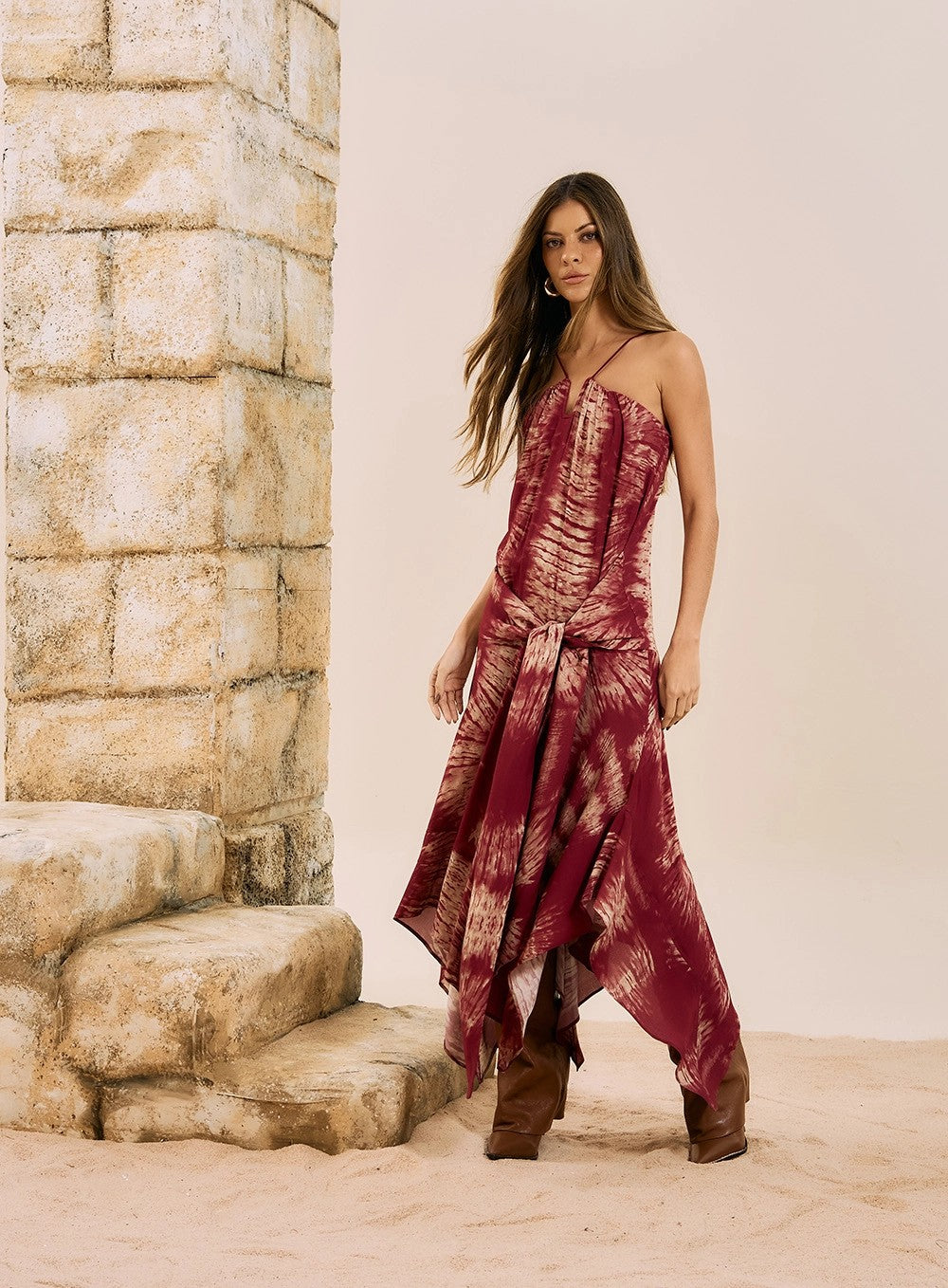 Vestido vinho com estampa tie-dye em comprimento longo
