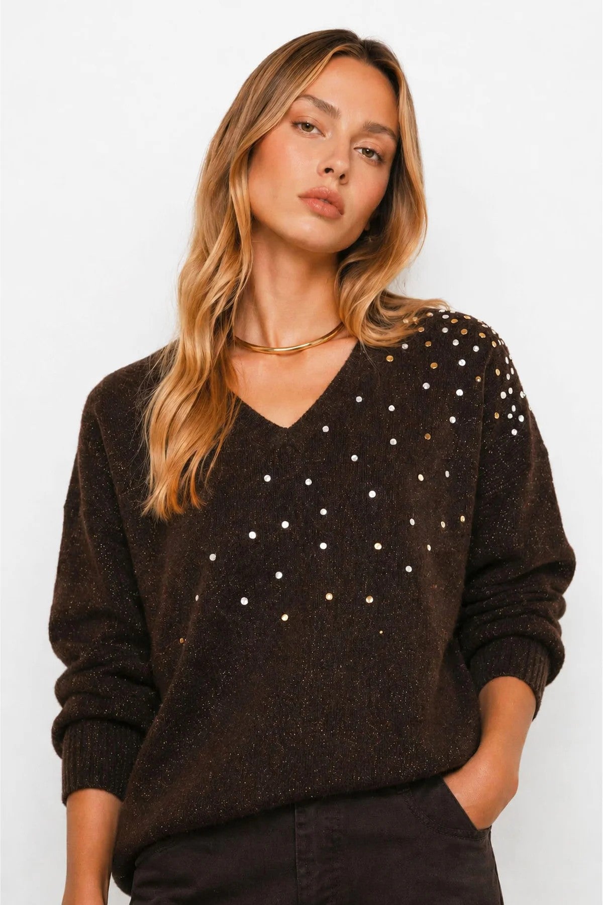 Camisola marrom com brilho e pérolas