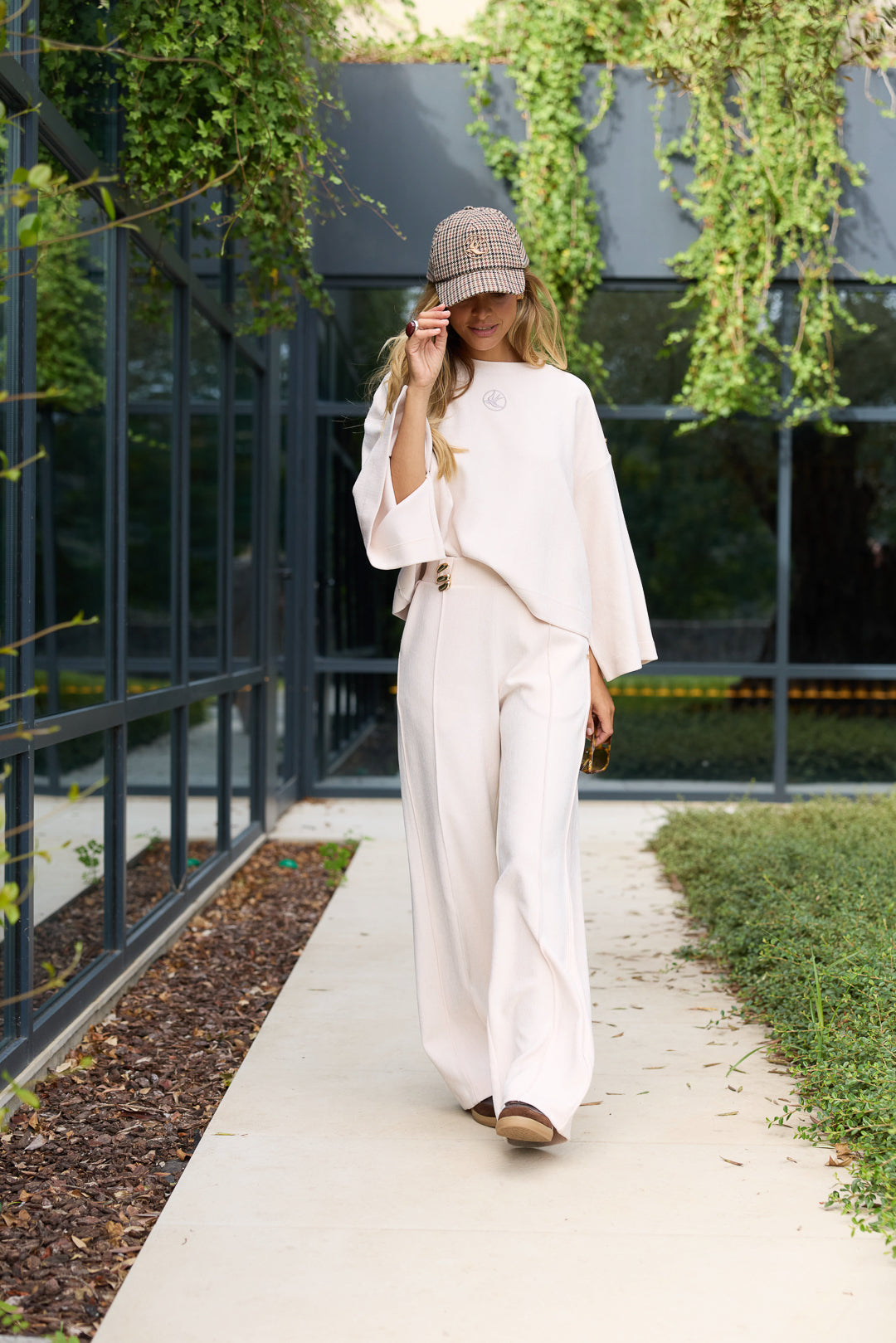 CALÇAS COM APLICAÇÃO SWALLOW