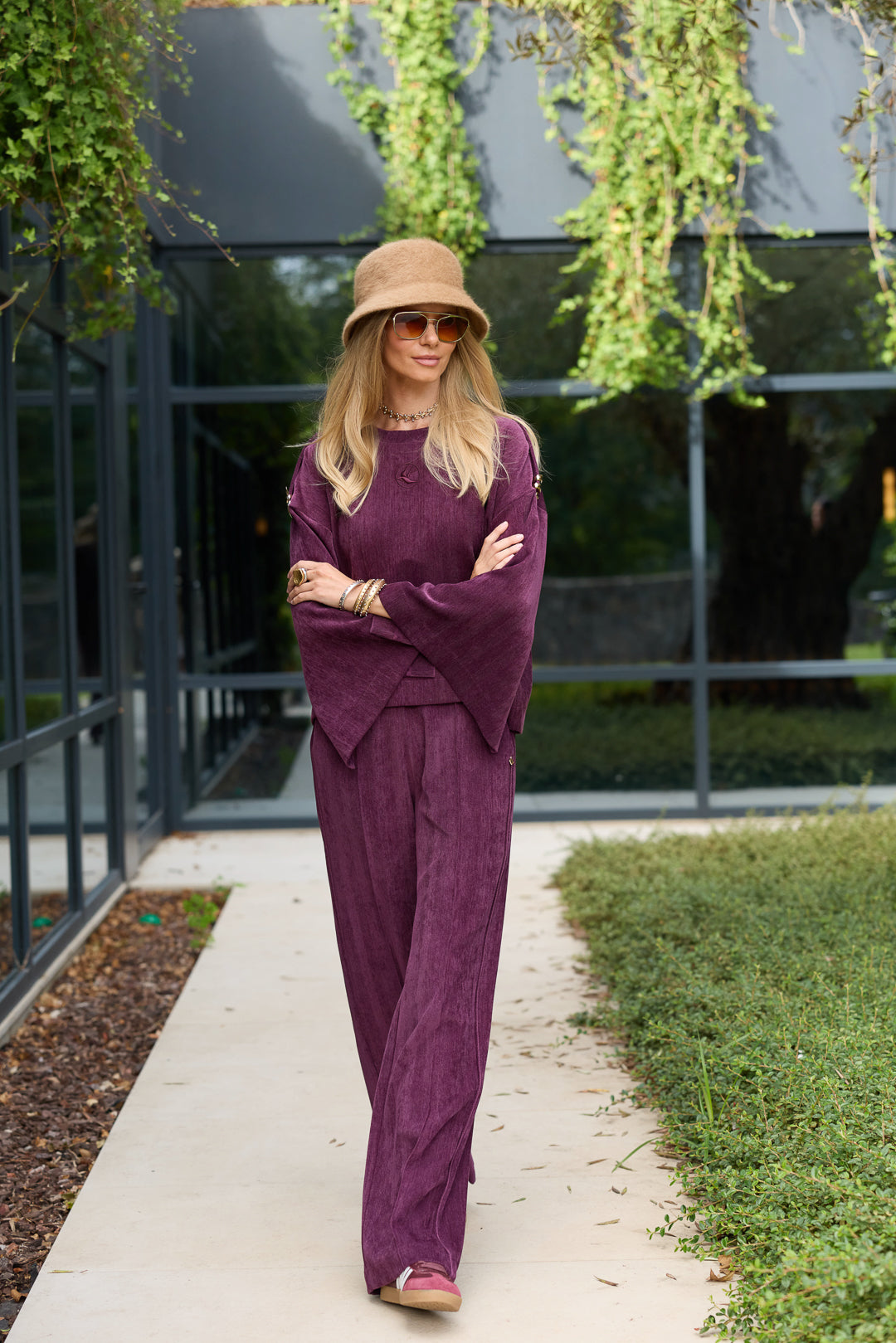 CALÇAS COM APLICAÇÃO SWALLOW