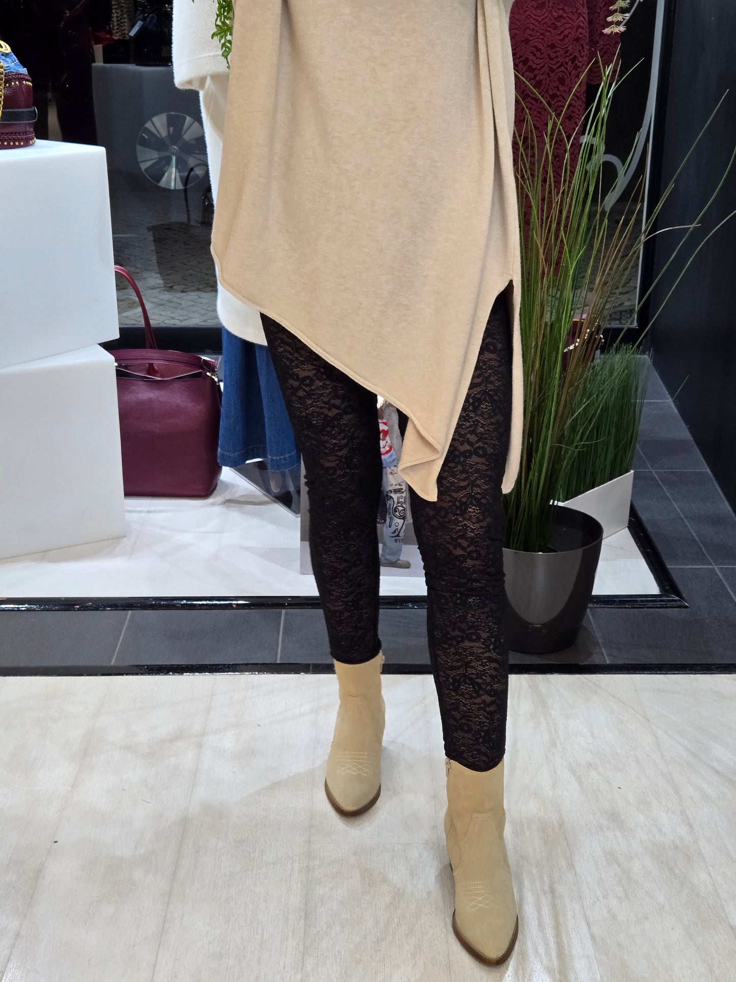 CALÇAS LEGGING EM RENDA GUSI