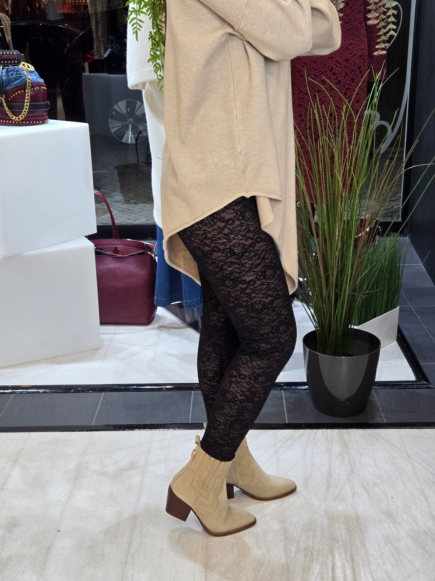 CALÇAS LEGGING EM RENDA GUSI