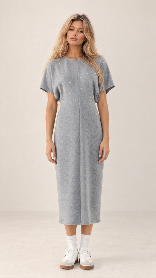 Pormenor do vestido midi com gola redonda e tachas