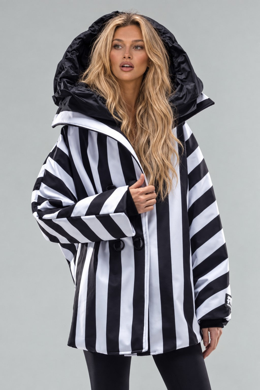 Casaco oversize com listra vertical preto e branco, capuz volumoso