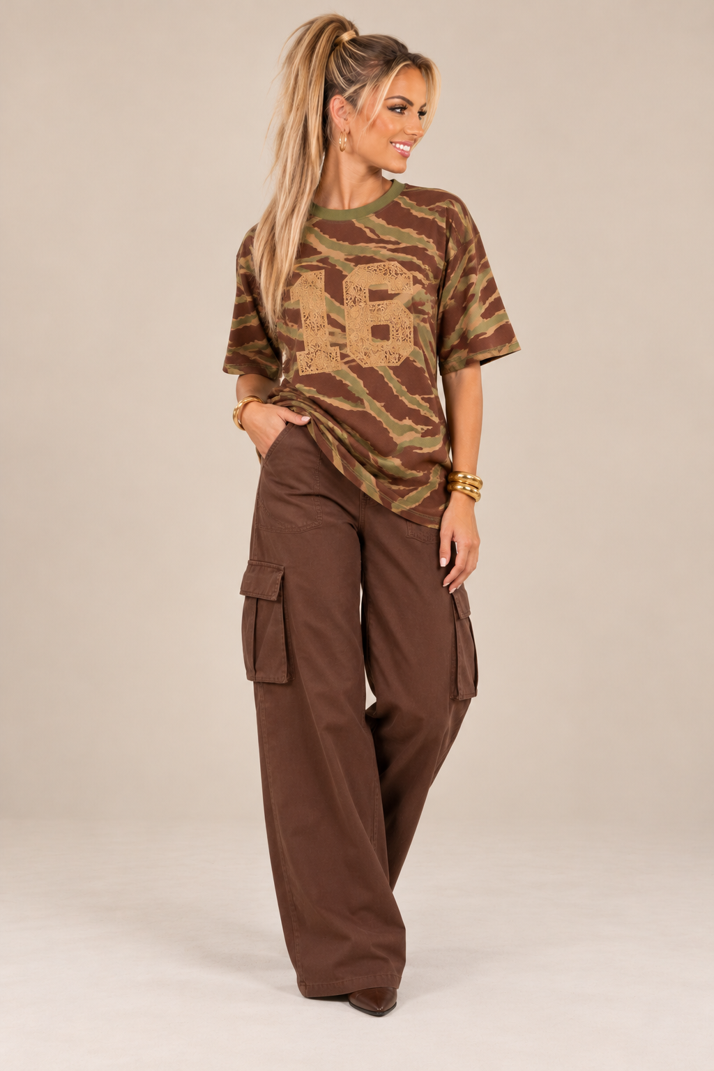 T-SHIRT ESTAMPADA COM BORDADO - OPEN