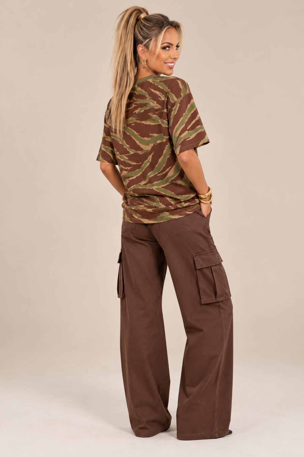 T-SHIRT ESTAMPADA COM BORDADO - OPEN