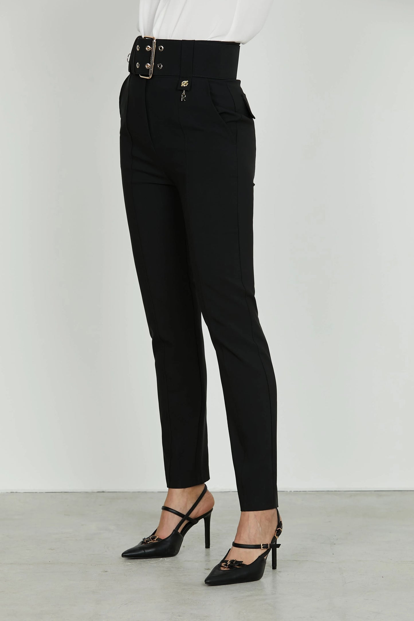 CALÇAS SKINNY COM CINTO RELISH