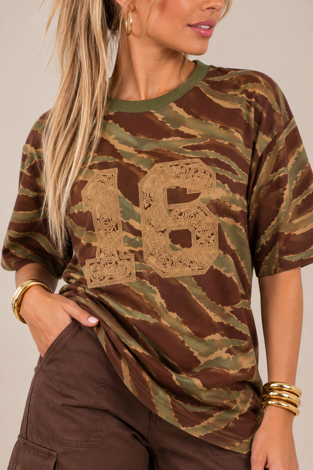 T-SHIRT ESTAMPADA COM BORDADO - OPEN