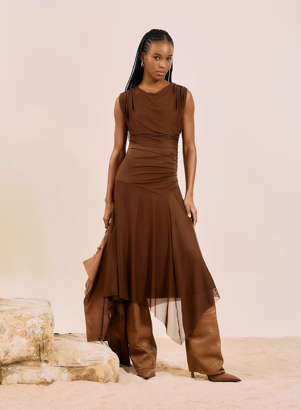 Vestido midi em tule com barra assimétrica