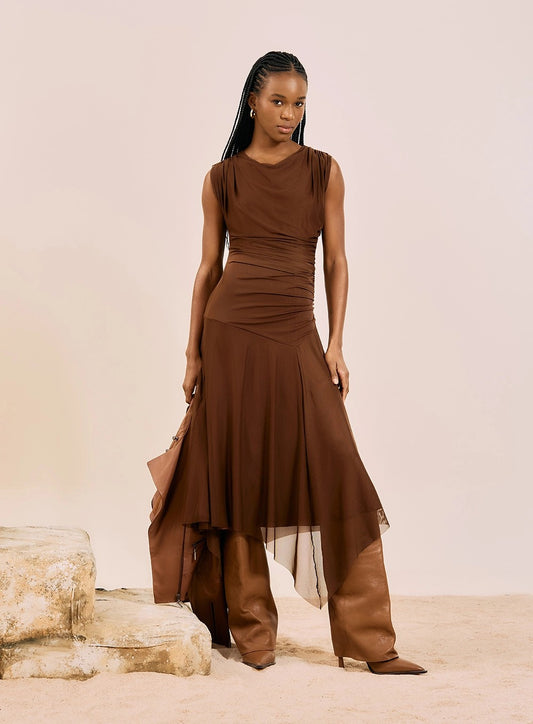 Vestido midi em tule com barra assimétrica