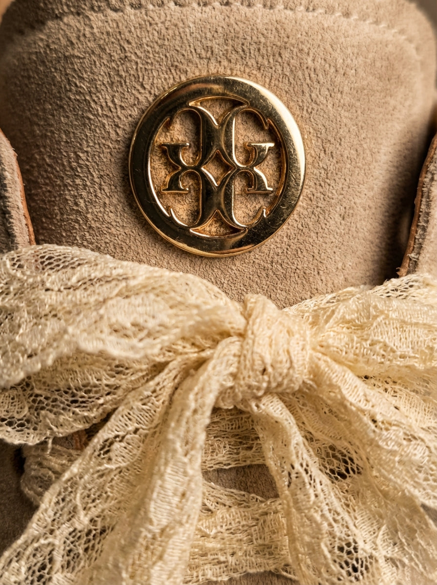 TÉNIS COM ATACADORES RENDA GUSI