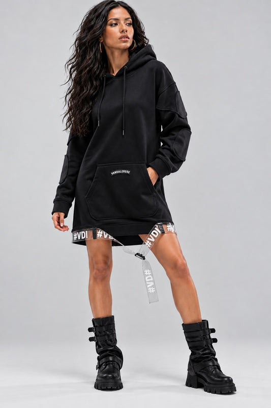 Vestido pret0 com capuz e bolso frontal, estilo oversized