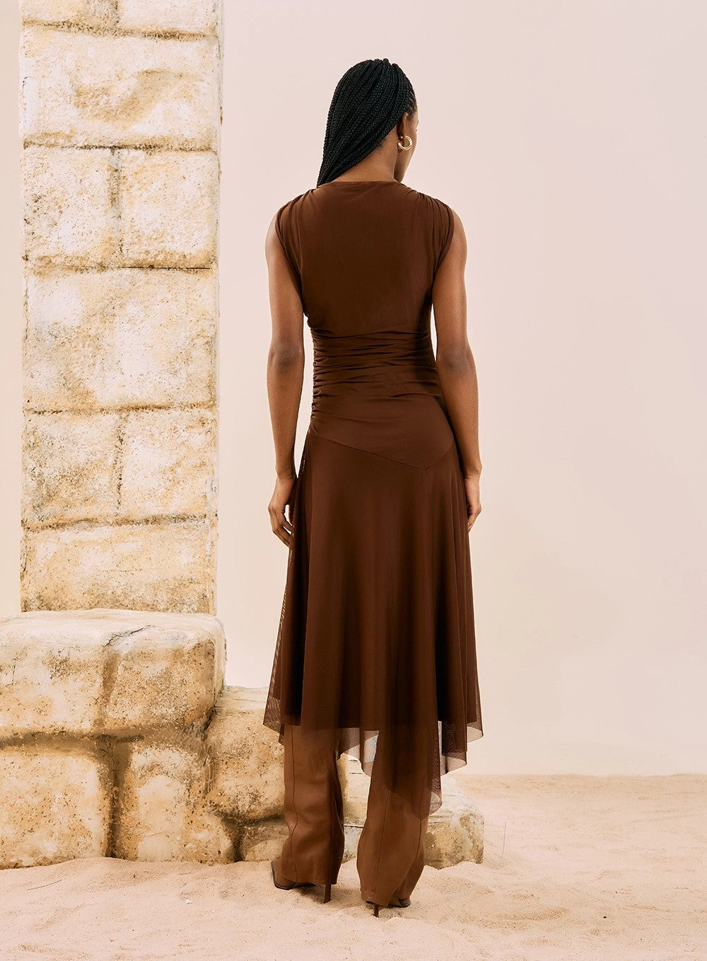 Decote degagé fluido e detalhes ruched